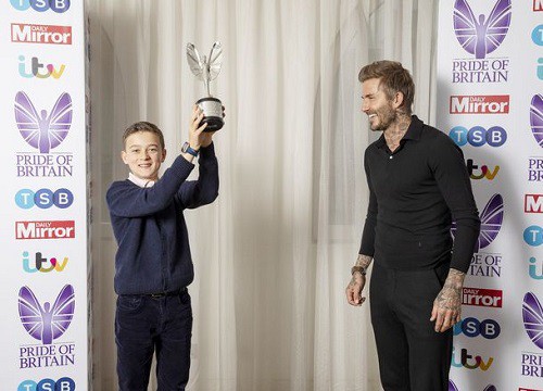 Cậu bé được David Beckham trao thưởng vì dũng cảm cứu mẹ