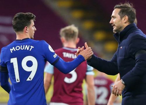 Chelsea thoát phạt đền và thẻ đỏ gây tranh cãi trước Burnley