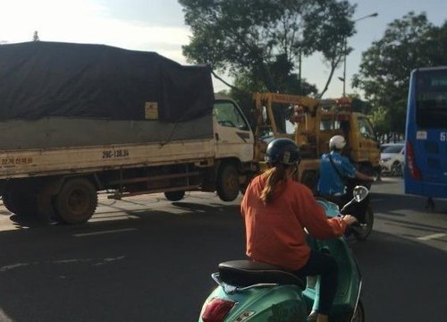 Đang nằm sửa xe, tài xế bị đâm tử vong