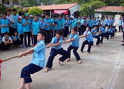 Học sinh tham gia kéo co, thầy chủ nhiệm lại chiếm hết spotlight vì màn cổ vũ "bung nhiệt"