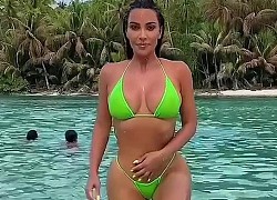 Kim 'siêu vòng ba' khoe dáng 'bốc lửa' với bikini bé xíu