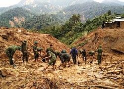 Lật từng phiến đá, bới bùn đất tìm 4 người mất tích ở Phước Sơn