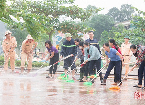 Lực lượng vũ trang Hà Tĩnh hỗ trợ dọn dẹp vệ sinh trường học sau lũ