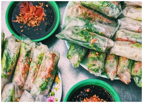 Menu ăn vặt "ba chấm là ngất ngây" của teen Sài Gòn: Bò bía 1,5K, súp "gói cả thế giới"