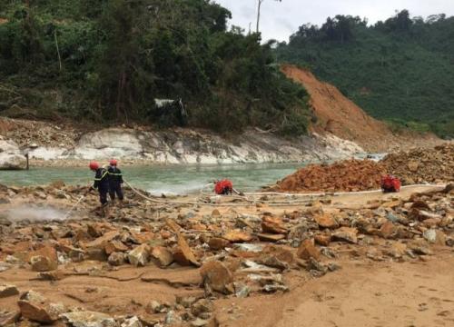 Ngăn dòng tìm người mất tích ở Rào Trăng 3 sau khi bão số 10 đi qua