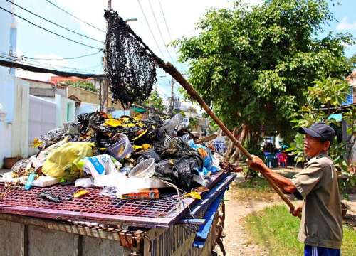 Người cựu binh 6 năm vớt rác, nhặt kim tiêm trên kênh Sài Gòn