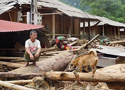 Người dân bật khóc vì trắng tay sau cơn lũ dữ