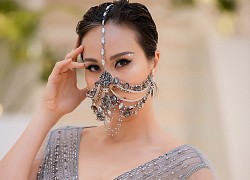 Phương Mai mặc xuyên thấu, đeo khẩu trang đính đá độc lạ đi xem thời trang đêm Halloween