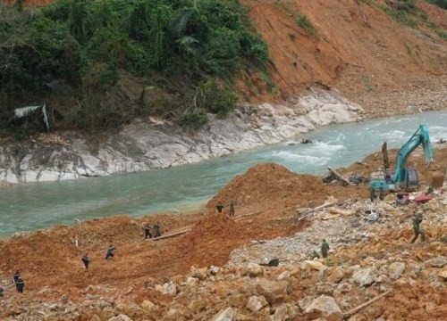 Rào Trăng 3: Thi công nắn dòng tìm kiếm 12 công nhân còn mất tích