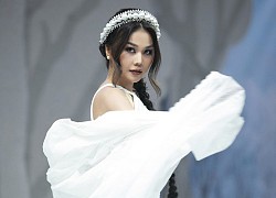 Thanh Hằng phô diễn đẳng cấp siêu mẫu, hoá thiên thần trắng muốt trên sàn catwalk