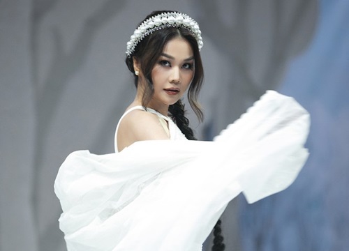 Thanh Hằng phô diễn đẳng cấp siêu mẫu, hoá thiên thần trắng muốt trên sàn catwalk