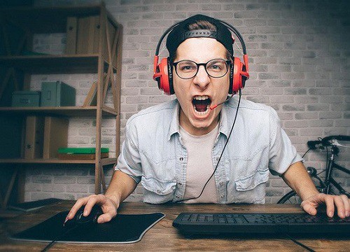 Tức giận vì chơi game thua liên tiếp, chàng trai bị 'nổ phổi'