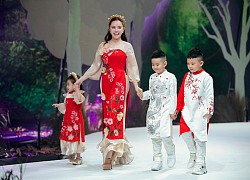 Vy Oanh lần đầu catwalk cùng các con, cháu