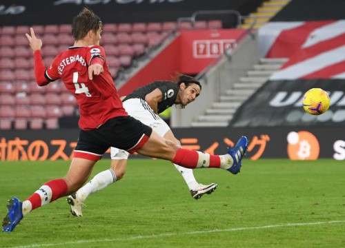 Cavani tái lập thành tích của Van Nistelrooy