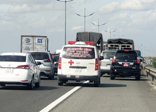 Đua nhau đi vào làn khẩn cấp, tắc càng thêm tắc