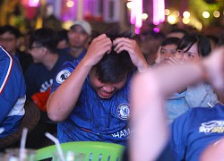 Fan nữ Chelsea ăn bánh mì, thức thâu đêm cổ vũ đội nhà đấu Tottenham