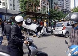 Hà Nội: Tai nạn liên hoàn, xe ô tô lật ngữa giữa phố