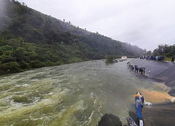 Hồ xả lũ, hàng chục người vẫn liều lĩnh giữa dòng tìm bắt cá