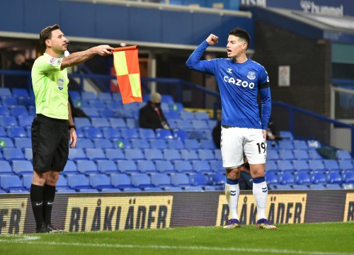 James Rodriguez bị tước bàn thắng ở trận thua của Everton