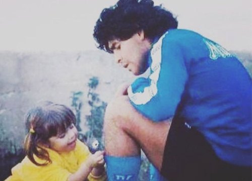 Maradona, con gái và những bông cúc cài trên tất