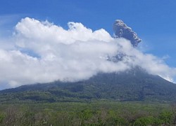 Núi lửa Indonesia phun trào cột tro 4 km, chính quyền sơ tán người dân