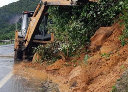 Sạt lở quốc lộ 26, giao thông Khánh Hòa với Đắk Lắk bị chia cắt