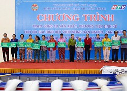 Trao công cụ sản xuất cho nông dân