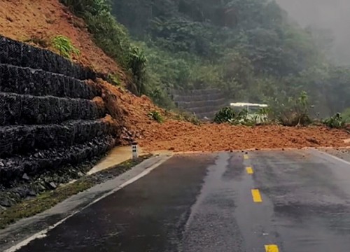 Tuyến Nha Trang - Đà Lạt bị tê liệt do sạt lở