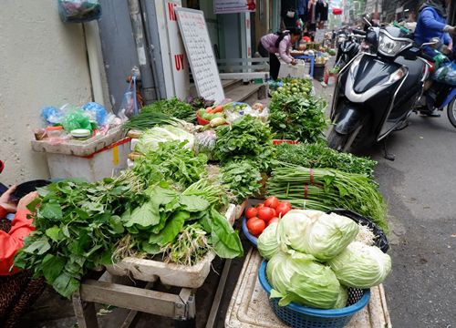 Ảnh hưởng mưa bão giá rau ở Hà Nội tăng gấp đôi: Bữa cơm tiền rau gần bằng tiền mua thịt, cá