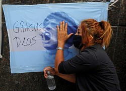 Argentina cầu nguyện cho 'Cậu bé vàng' Diego Maradona