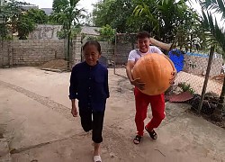 Bà Tân Vlog được con trai tặng loại quả nặng tới 30kg, chỉ trong "1 nốt nhạc" đã tính ngay ra món ăn chắc chỉ có trong chuyện cổ tích