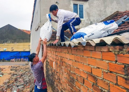 Cấm biển, di dời dân tránh bão Goni