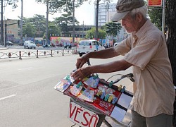 [Clip] Người bán vé số bị người đàn ông đánh vào ngực, ngã khuỵu xuống vỉa hè ở Sài Gòn vì mời mua 2 lần?