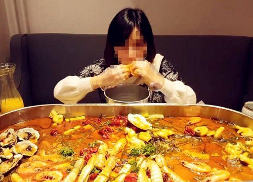 Cô gái nhập viện vì nuốt chửng thức ăn khi quay mukbang