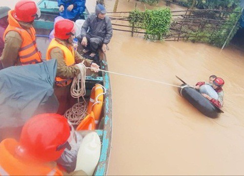 Dọc đường cứu trợ: Mì tôm nuốt vội, áo ướt không thay