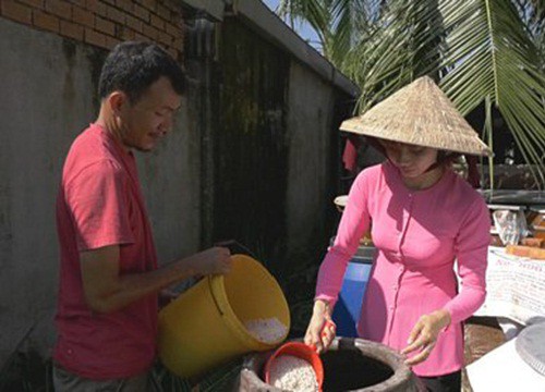 Đồng Tháp: Nước tràn đồng, dân hối hả làm nước mắm cá linh, bao nhiêu ký cá thì ra được 1 lít nước mắm?