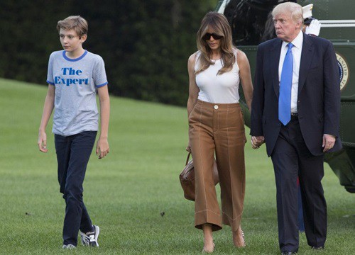 Bà Melania Trump diện nhiều váy, giày cao gót đắt đỏ