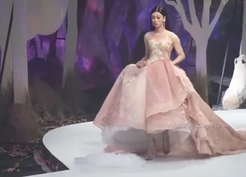 Màn xử lý vật thể lạ "bá đạo" của Hải Triều trên sàn catwalk