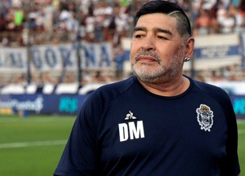 Maradona phải phẫu thuật não, CĐV đến bệnh viện cầu nguyện