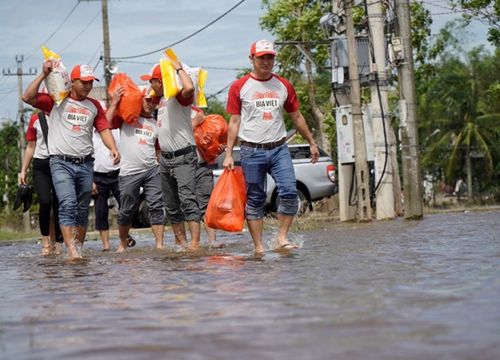 Nhận quà hỗ trợ, người dân miền Trung thêm vững vàng vượt qua khó khăn