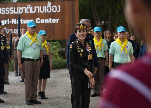 Sau khi bị Hoàng hậu Suthida "phớt lờ", Hoàng quý phi Thái Lan đã có phản ứng thu hút sự chú ý