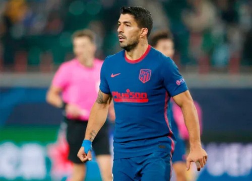 Suarez bị thẻ vàng vì xem trộm VAR