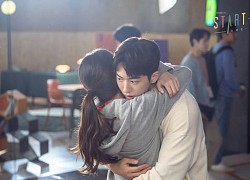 Suzy như nữ phụ đam mỹ, gượng cười nhìn Nam Joo Hyuk - Kim Seon Ho tíu tít bên nhau ở hậu trường Start Up