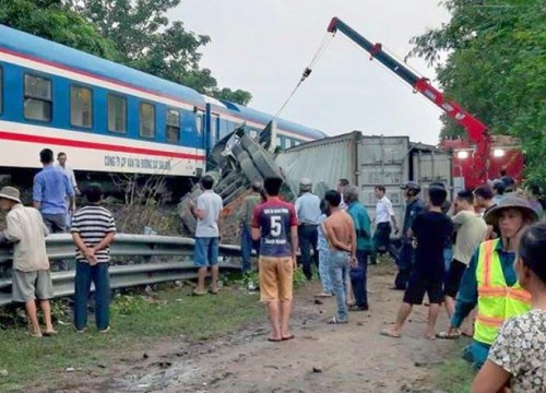 Tàu lửa tông xe container do lỗi chủ quan của ngành đường sắt