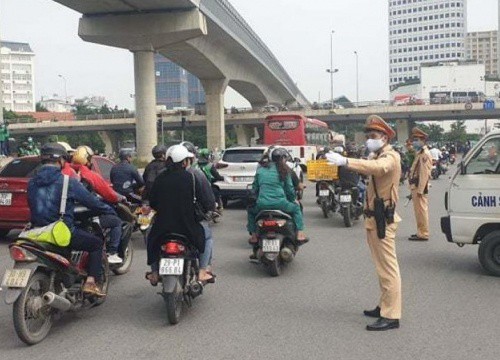 Tìm xe tải tông người phụ nữ đi xe đạp điện tử vong ở Cầu Giấy rồi bỏ chạy