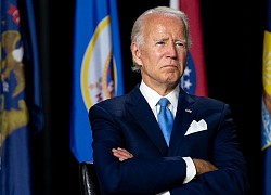 Vì sao ông Joe Biden luôn dùng khăn bỏ túi sáng màu?