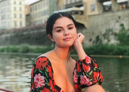 Vì sao Selena Gomez xăm hình dấu chấm phẩy?