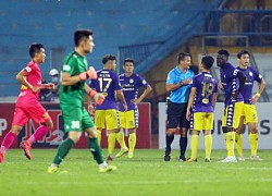 Video: Ban huấn luyện, cầu thủ Hà Nội FC 'quây' trọng tài ngay khi hết hiệp 1