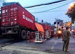 Xe container bị tàu hỏa tông đứt rời khi băng qua đường ngang