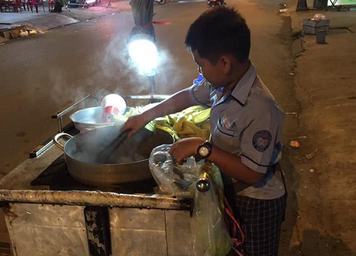 Xúc động bé trai bán bắp đêm bên đường: 'Con không được đi học nữa, con mặc áo đồng phục để giống mấy bạn khác'